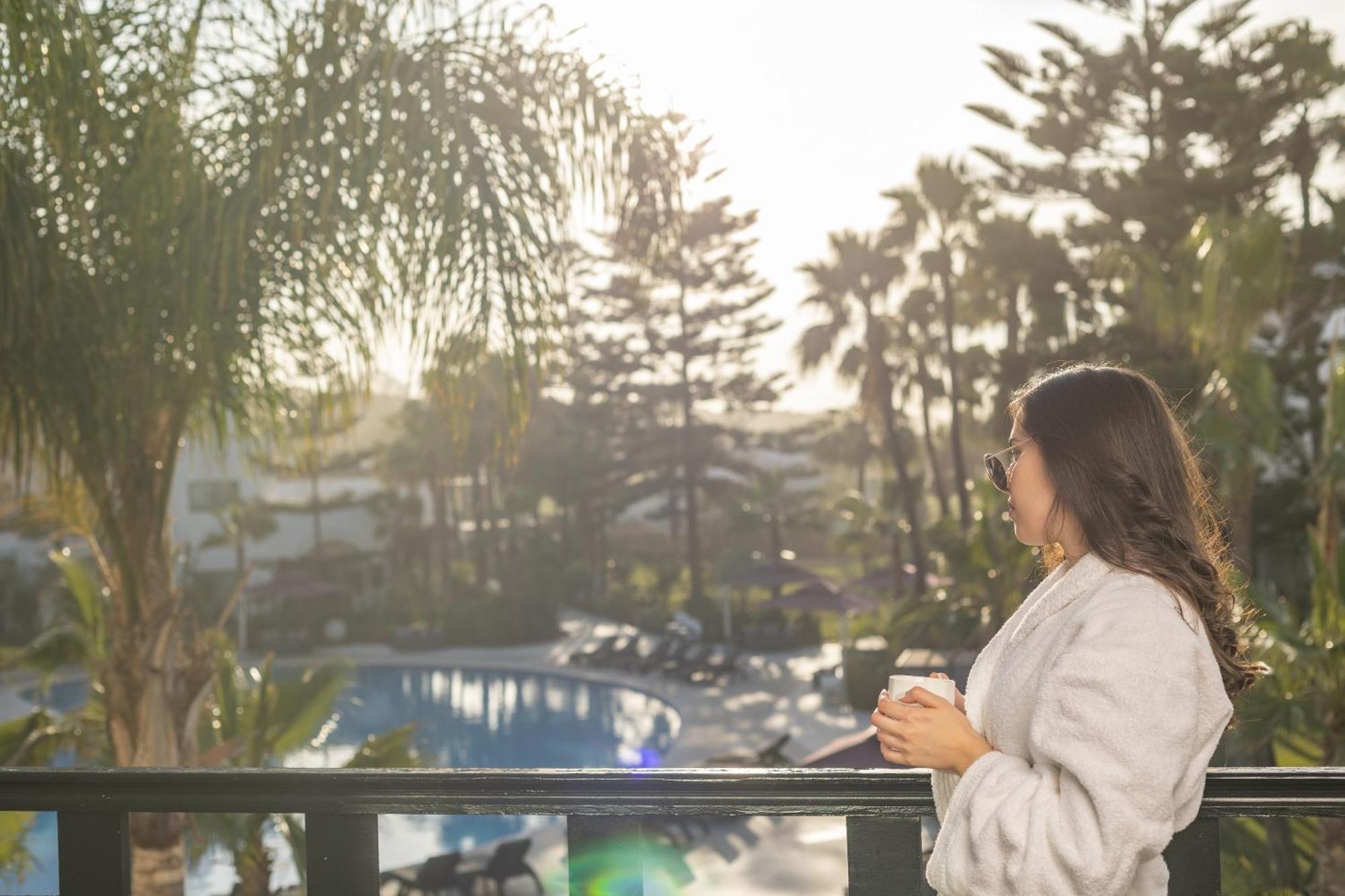 Pullman Mazagan Royal Golf & Spa El Yadida Exterior foto A woman wearing a bathrobe