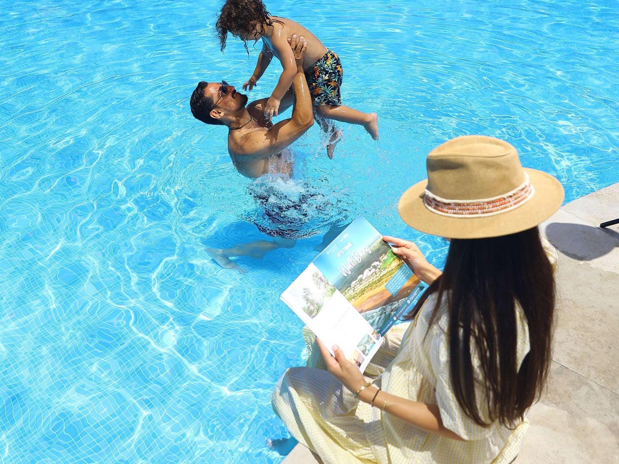 Pullman Mazagan Royal Golf & Spa El Yadida Exterior foto Family at a pool