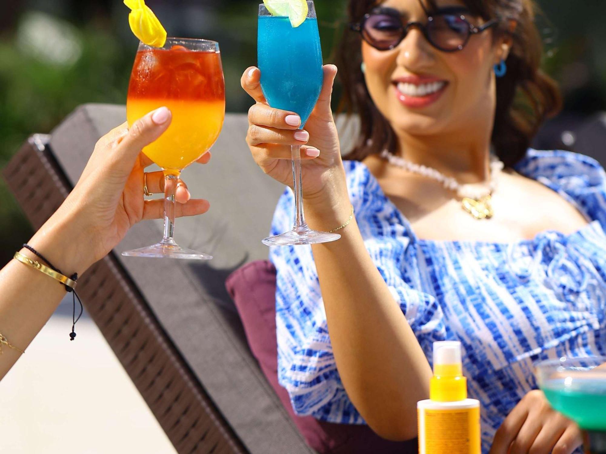 Pullman Mazagan Royal Golf & Spa El Yadida Exterior foto A woman drinking cocktails